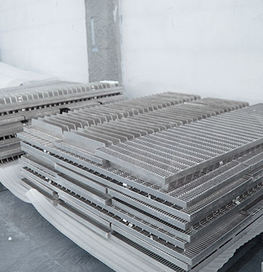 What are the disadvantages of non-galvanized treatment of steel grating surface?